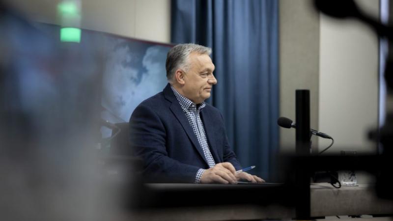 Orbán Viktor a Kossuth Rádió műsorában fejtette ki véleményét a legfrissebb politikai eseményekkel kapcsolatban. A miniszterelnök ismét hangsúlyozta a kormány céljait és a jövőbeli terveket, miközben választ adott a hallgatók kérdéseire is. Az interjú sor
