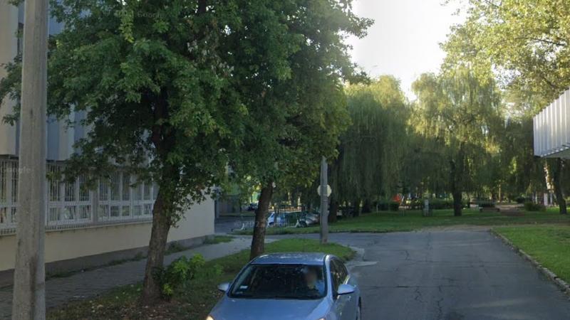 Kiskorúval zajlott le az esemény éppen a rendőrség épülete előtt!
