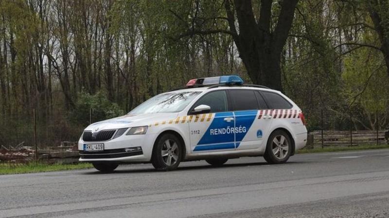 Heves közelében egy autó felborult, a hatóságok már a helyszínen vannak.