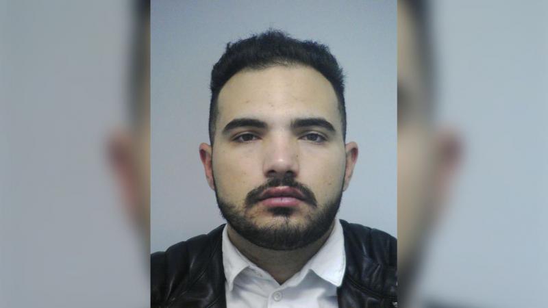 Kérjük, azonnal értesítse a hatóságokat, ha információja van erről a férfiról – rendkívül veszélyes! Szexuális erőszak vádjával keresik.