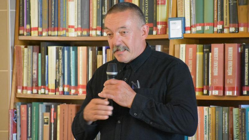 A Prima Primissima díj méltán illeti meg az ország Cimbijét, ezt a kitartó kiscsőszi hagyományőrzőt, aki fáradhatatlanul ápolja és népszerűsíti a helyi tradíciókat.