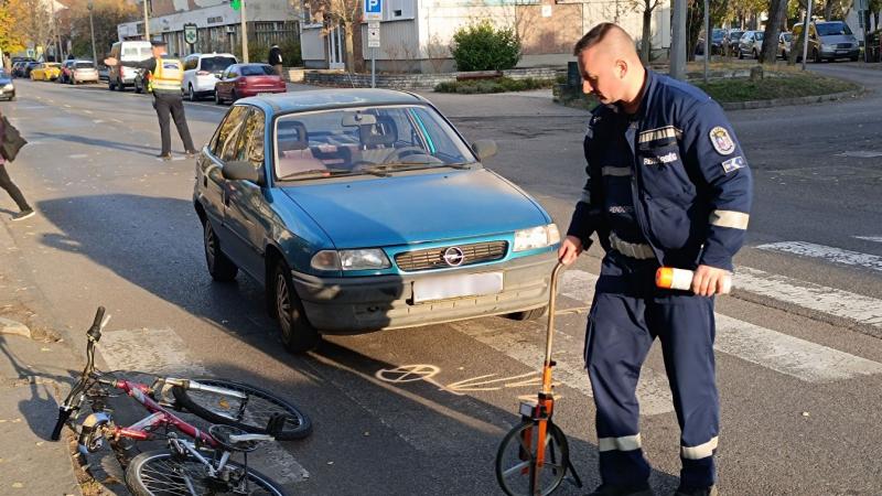Szabálytalanul úttesten átkelő gyermeket gázolt el egy autó, a baleset mélyen megérintette a sofőrt – fényképek és videók a helyszínről.
