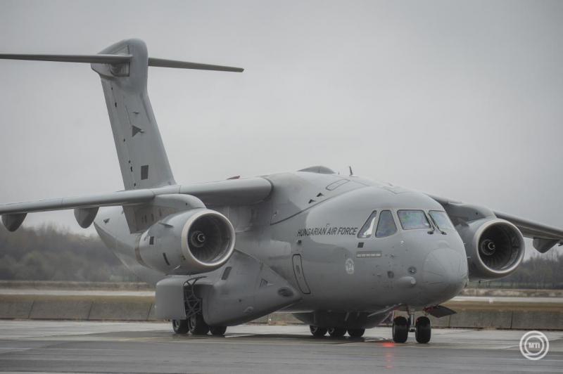 Megérkezett a kecskeméti repülőbázisra a második magyar KC-390 katonai szállítórepülőgép, amely új fejezetet nyit a légierő modernizációjában.