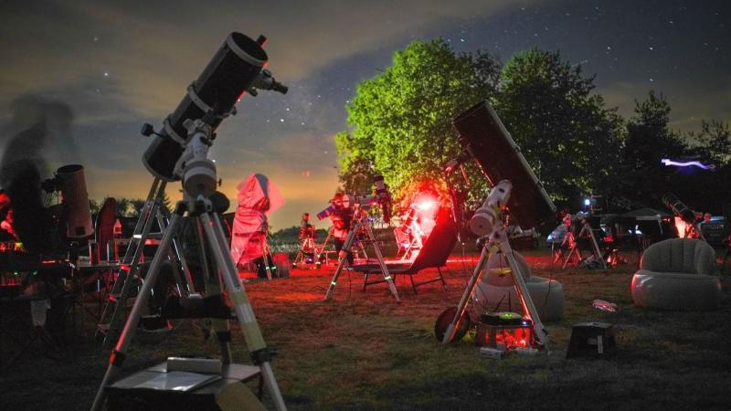 Díjnyertes felvétel: Fedezd fel a Hajdú-Bihar égen átszáguldó üstököst, amely varázslatos fénycsóvát 