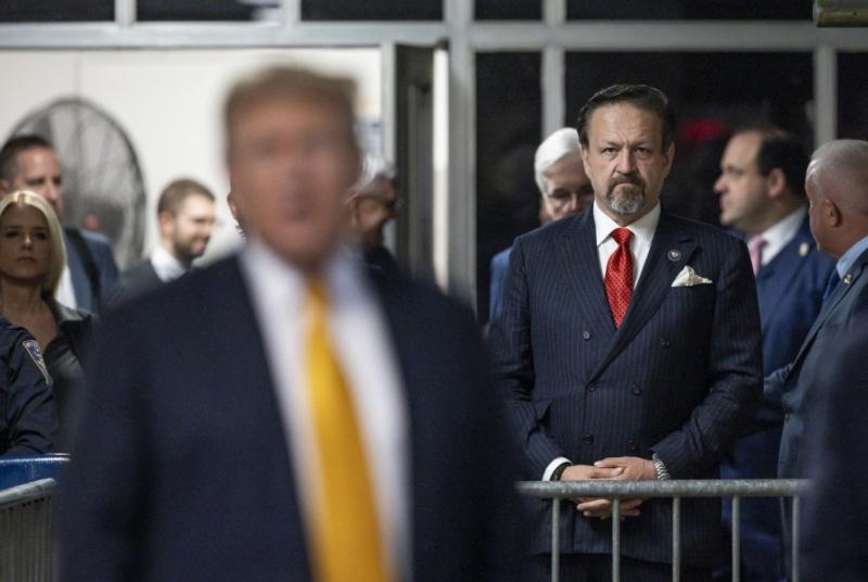 Gorka Sebestyén ismételten Trump oldalán áll, visszatérve a politikai színtérre.