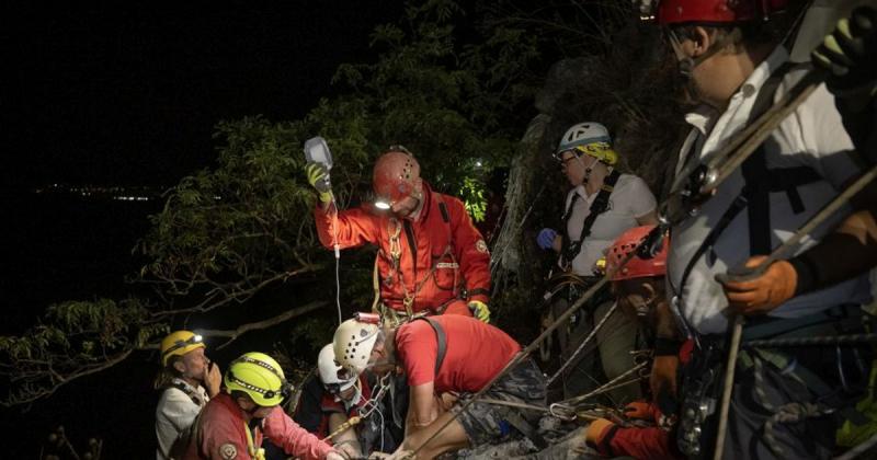 Hosszú órákon keresztül pihent a szikla peremén: a barlangi mentők fáradhatatlanul dolgoztak, hogy biztonságosan lehozzák a lezuhant siklóernyőst.