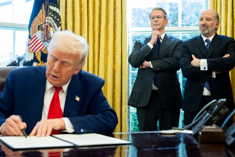 A Wall Street Journal beszámolója szerint a miniszterek csak akkor tudták meggyőzni Trumpot a vámcsökkentésről, amikor vámmániás tanácsadója egy rövid időre távol került tőle.