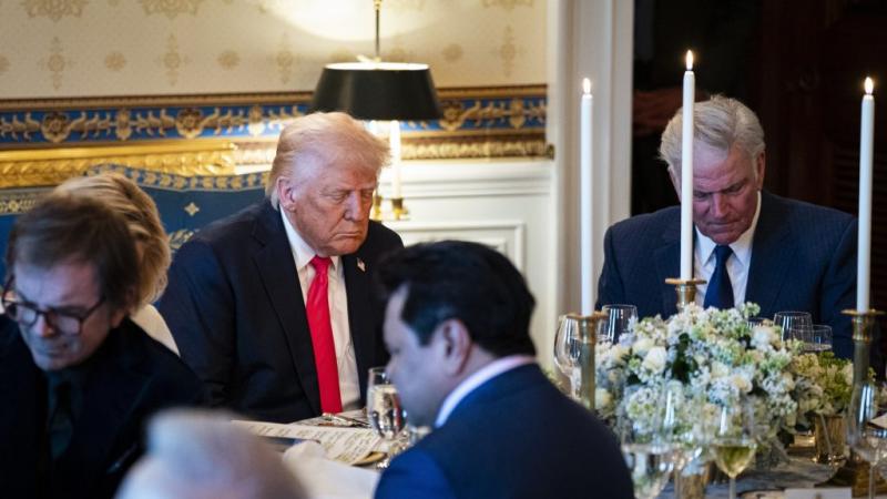 Trump húsvéti üdvözletében szellemesen bírálta Bident és a baloldali politikát, egyedi stílusával fűszerezve a hagyományos jókívánságokat. Az ünnep szellemében a tojáskeresés mellett a politikai csatározásokra is utalva, ironikus megjegyzésekkel fűszerezt