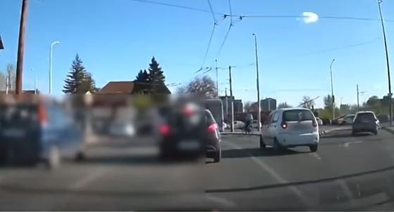 Újabb izgalmas videó érkezett, amelyben a kis Chevrolet Matiz vadnyugati stílusban rója az utakat! Nézd meg, hogyan teljesít a városi kisautó a különleges környezetben!