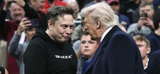 És így történt, hogy Elon Musk Donald Trump szövetségese lett, mintha csak a politikai színtér különös duójaként léptek volna színre.