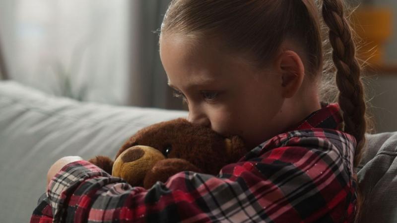 7 figyelmeztető jel, hogy a gyermekedet bántalmazzák a nyári táborban

1. **Változások a hangulatban**: Ha a gyermeked hirtelen szomorúbb, visszahúzódóbb vagy ingerlékenyebb lett, érdemes odafigyelni.

2. **Fizikai sérülések**: Apró zúzódások, karcolások 