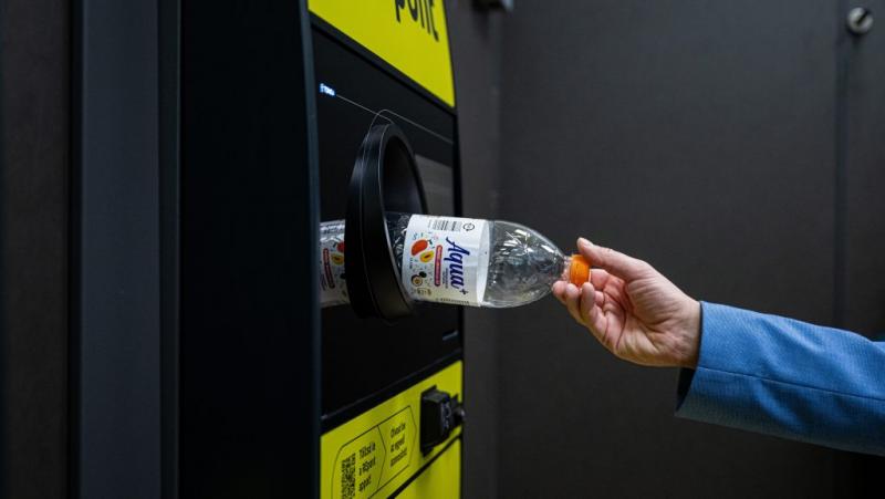 Egy anya és fia páros ügyesen manipulált egy áruházat, hogy több millió forintot csikarjanak ki hamis üvegtermékek révén.