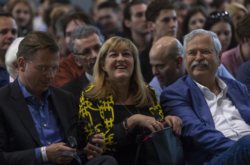 Napi szórakozás: Tekintsük Schmidt Mária mondatait a Magyar Nemzet nagyinterjújából úgy, mintha Orbán Viktorhoz intézné üzeneteit. 