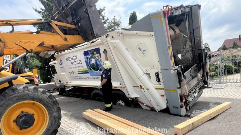 Dunaújvárosban különös baleset történt: egy kukásautó alatt beszakadt egy teljes útszakasz. Az eset váratlanul következett be, és a helyszín gyorsan lezárásra került, hogy biztosítsák a jármű és a környezet biztonságát. A hatóságok azonnal megkezdték a ba
