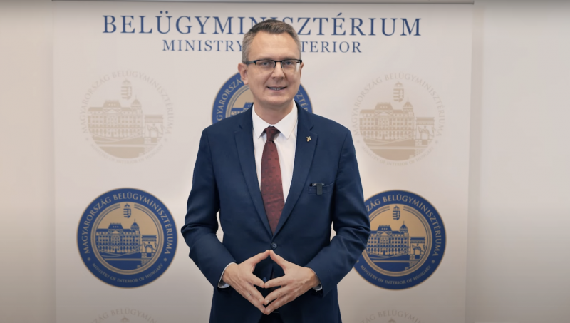 Rétvári Bence törölte Facebook-oldaláról a Laponyi Zsolt őrmestert megörökítő képet.