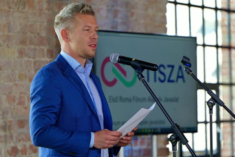 Magyar Péter: Orbán Viktor a saját jövedelmét növeli, miközben a többi közszolgáltató bérét csökkenti.