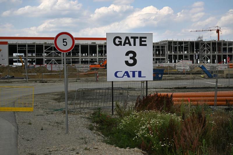 Debrecenben a CATL gyárból tömegesen távoznak a munkavállalók, ami komoly aggodalomra ad okot. A helyi munkaerőpiacot érintő változások miatt sokan kénytelenek új lehetőségek után nézni.
