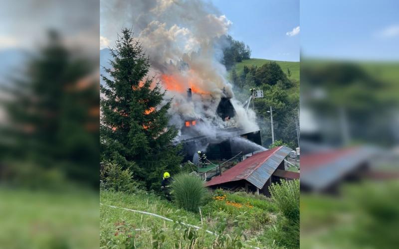 Egy népszerű szlovákiai üdülőhelyen súlyos tűzeset történt, amely során egy panzió lángra kapott. A tűz következtében a kár mértéke több millió euróra rúg, ami jelentős veszteséget jelent a helyi turizmus számára.