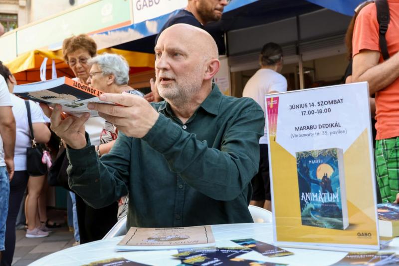 Marabu első nagyregényében egy lenyűgöző, állatian emberi világ bontakozik ki, ahol a természet és az emberi lélek furcsa, mégis lenyűgöző összefonódásban létezik. A történet során a szereplők belépnek egy olyan univerzumba, ahol az állatok nem csupán hát