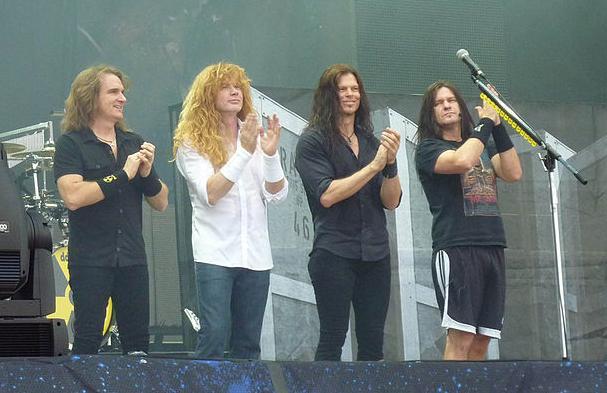 A Megadeth pályafutásának végéhez érkezett - Librarius.hu

A rockzene világában sokan megdöbbenéssel fogadták a hírt, miszerint a legendás Megadeth zenekar befejezi működését. Az ikonikus thrash metal formáció évtizedeken át formálta a zenei tájat, és hat