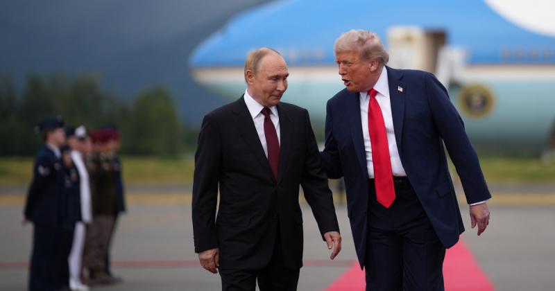 Putyin és Trump találkozója elsőre talán őrült ötletnek tűnik, de ha alaposabban megvizsgáljuk, felfedezhetjük a mögöttes logikát. A két vezető között látszólagos ellentétek ellenére érezhető egyfajta taktikai összhang, amely lehetőséget teremt a diplomác