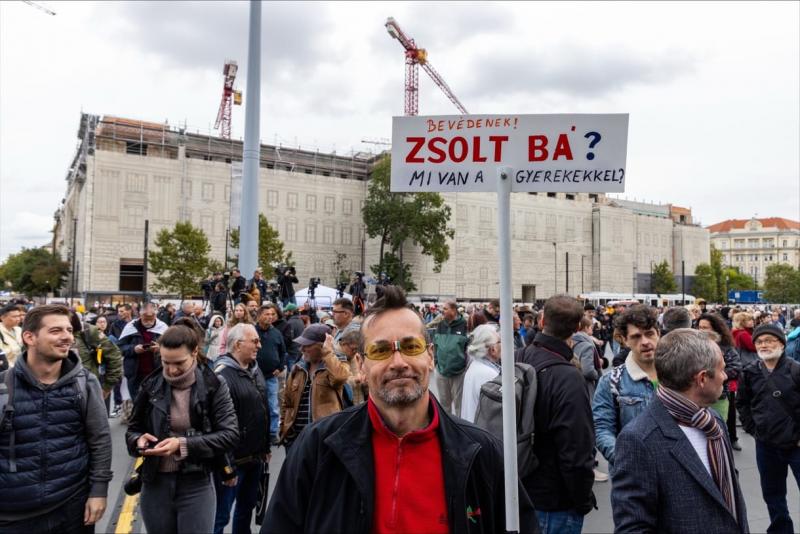 Gyermekvédelmi intézkedések és politikai ellenállás - a Kossuth téren gyülekeznek a demonstrálók.