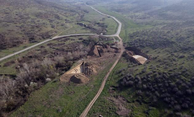 Felfedezték egy 7000 éves eneolitikus település maradványait, amely lenyűgöző betekintést nyújt az ősi civilizáció életébe. A régészek izgalommal kutatják a helyszínt, ahol a múlt titkai várnak felfedezésre. A föld mélyéből előkerülő tárgyi emlékek, mint 