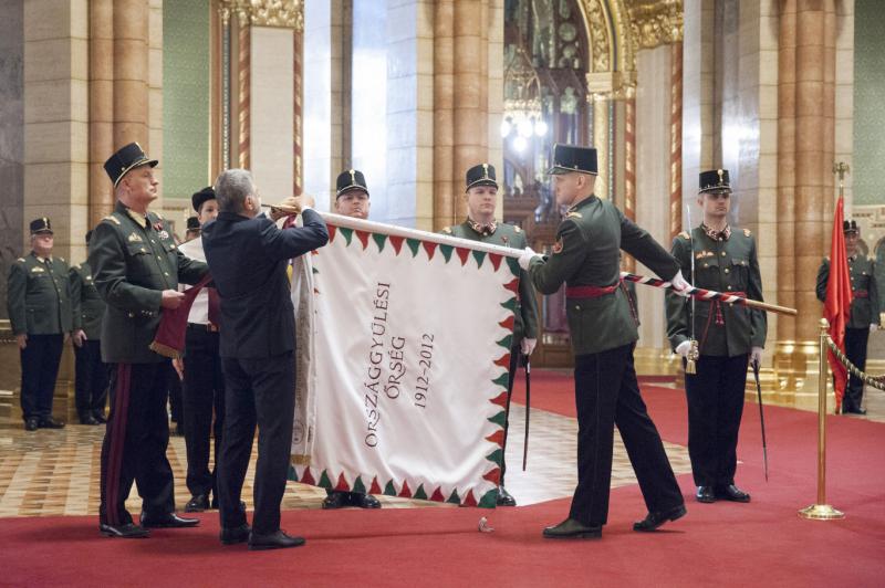 A NAV élére egy olyan személy került, aki korábban az Országgyűlési Őrség tisztjeként szolgált. Esetében azonban egy nem mindennapi incidens történt: egy disznótoros vacsora alkalmával ittas állapotban zaklatta munkatársait.