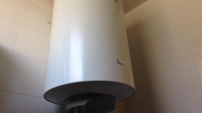 Íme néhány javaslat a bojler hatékonyabb működésére, hogy csökkenthessük a fogyasztását:

1. **Hőszigetelés**: A bojler körüli hőszigetelés javítása segíthet megőrizni a víz hőmérsékletét. Használjunk szigetelő burkolatot, amely csökkenti a hőveszteséget.