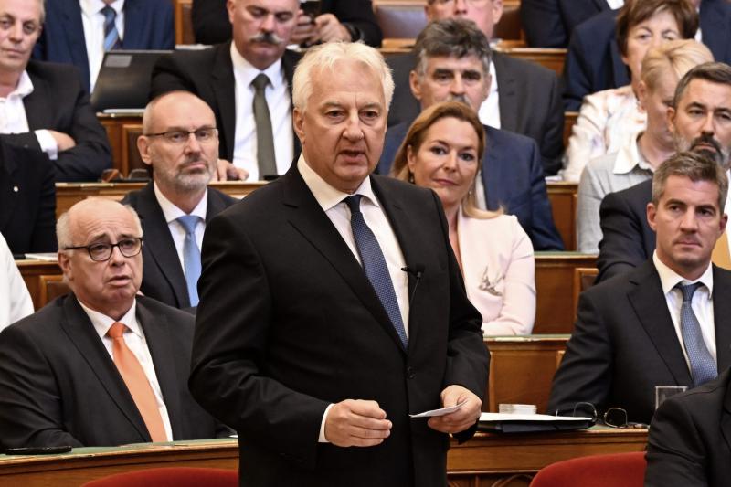 A Magyar Nemzet szerint a Testbeszéd csatorna esetében a politikai manipuláció dominál a tudományos felkészültség helyett, és ez a tendencia különösen nyilvánvalóvá vált az álhírbotrány során.