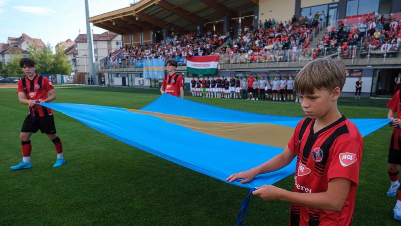 A Csíkszereda stadionjában a magyar és székely zászlókat törvénysértőnek minősítették.