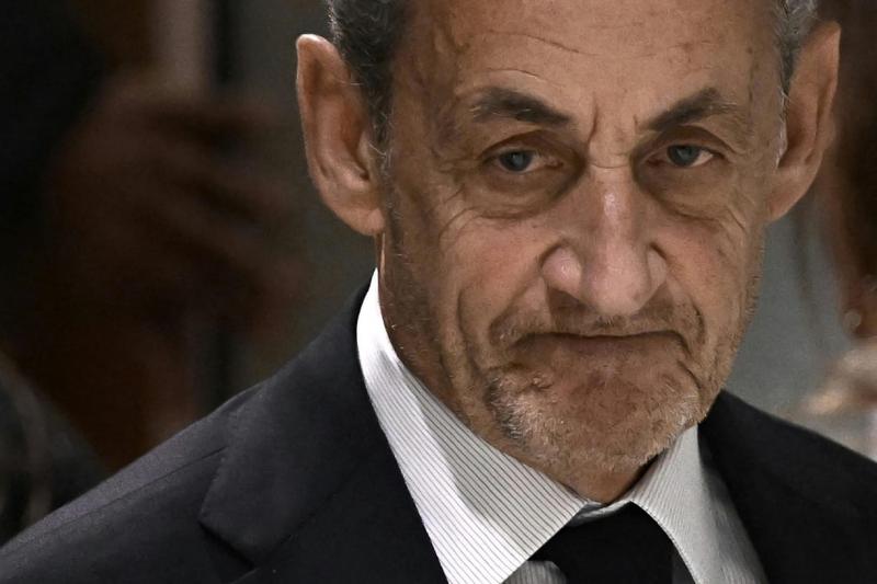 Nicolas Sarkozy, a francia politikai élet kiemelkedő alakja, 2007 és 2012 között Franciaország elnöke volt. Politikai pályafutása során számos vitatott intézkedést hozott, amelyekkel sokak figyelmét felkeltette, legyen szó gazdasági reformokról vagy a bev