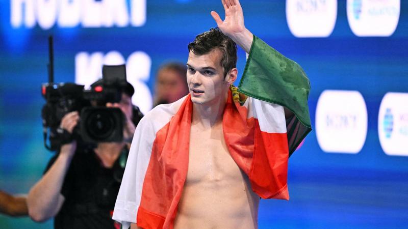 Kós Hubert lenyűgöző teljesítménye révén új világcsúcsot állított fel a 200 méteres rövidpályás hátúszásban.