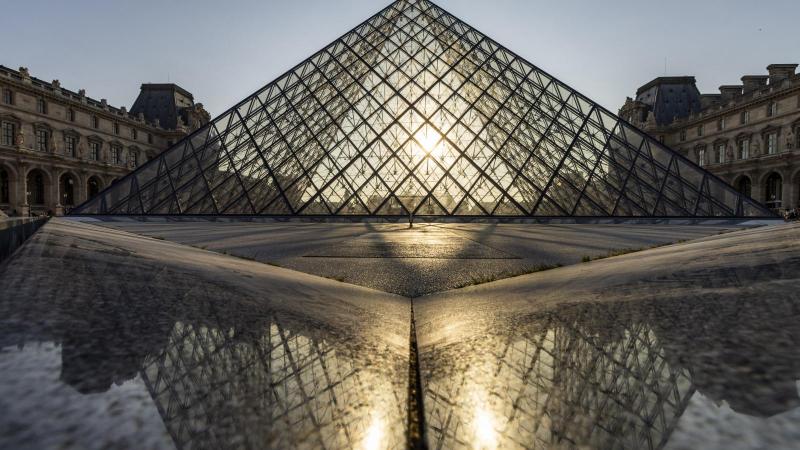 Ékszerrablás a Louvre-ban: Két gyanúsítottat őrizetbe vettek

A Louvre múzeumban történt ékszerrablás sokkolta a látogatókat és a művészeti közösséget. A hatóságok gyors intézkedéseket tettek, és sikerült letartóztatniuk két gyanúsítottat, akik a bűncsele