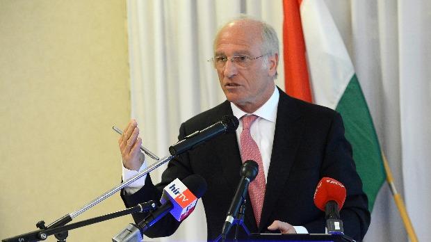 A Magyar Nemzet cikke szerint a közgazdász egy különös megközelítést alkalmazna a vállalkozások hitelfelvételi szokásainak megváltoztatására: a drogosok rehabilitációjához hasonlóan próbálná őket leszoktatni a fix 3%-os kamatozású hitelekről.