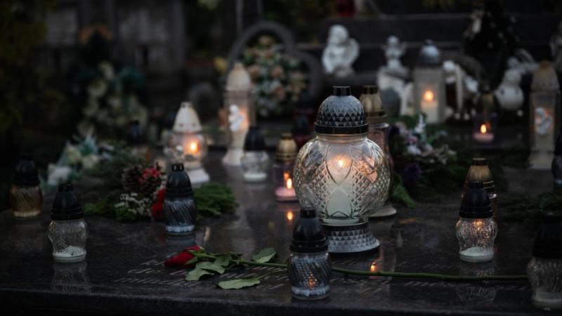 Halottak napja és Mindenszentek ünnepe két fontos, de eltérő jelentőségű esemény a keresztény hagyományban. Mindenszentek napját minden évben november 1-jén ünneplik, amikor a szentek és boldogok emlékére emlékeznek, akik az üdvözültek sorába kerültek. Ez