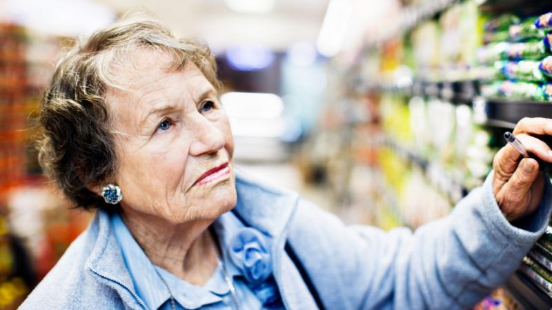 A magyar boltokban tapasztalható áremelkedés nem csupán a nyugdíjasok képzeletének szüleménye: a valóságban is jelentősen megdrágult az életük. A Pénzcentrum cikke rávilágít arra, hogy a nyugdíjasok mindennapi kiadásai sokkal magasabbak, mint korábban, am