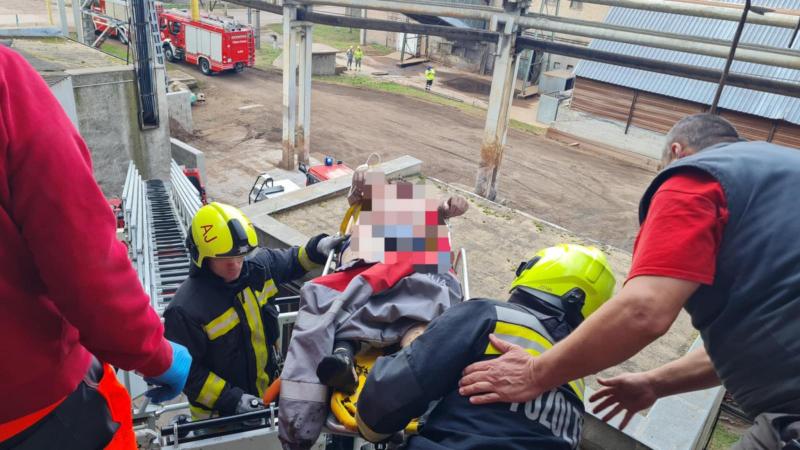 Egy súlyos üzemi baleset történt az ajkai erőmű területén, ahol egy férfi életveszélyes sérüléseket szenvedett. Azonnal kórházba szállították, hogy megkapja a szükséges orvosi ellátást.