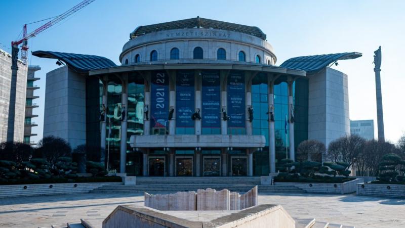 Két éve folytat nyomozást a rendőrség a Nemzeti Színházban bekövetkezett baleset körülményeinek tisztázása érdekében.