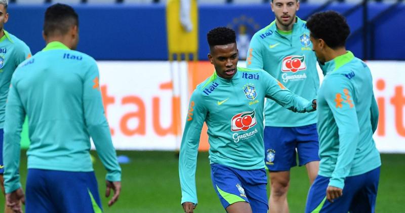 Ancelotti elismerően nyilatkozott a Chelsea és a Manchester United brazil csillagairól, kiemelve tehetségüket és hozzájárulásukat csapataik sikeréhez.