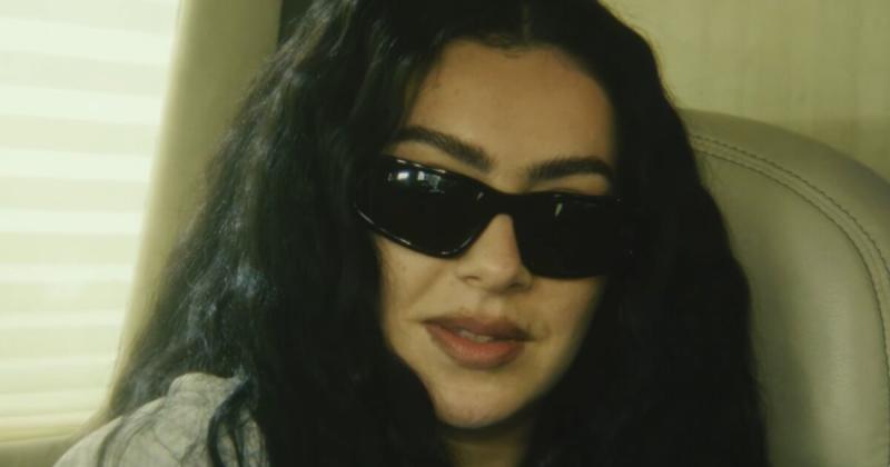 A pillanat: Megérkezett Charli XCX új filmjének előzetese, amely nem klasszikus dokumentumfilm, de mégis hordoz magában dokumentarista elemeket, és tele van neves sztárokkal.